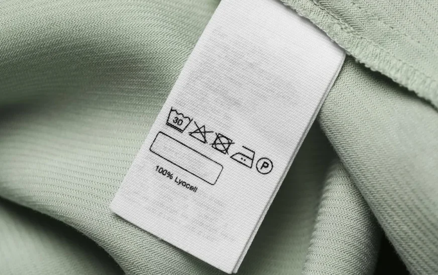 Etiketat e rrobave, simbole që shpëtojnë rrobat nga dëmtimi