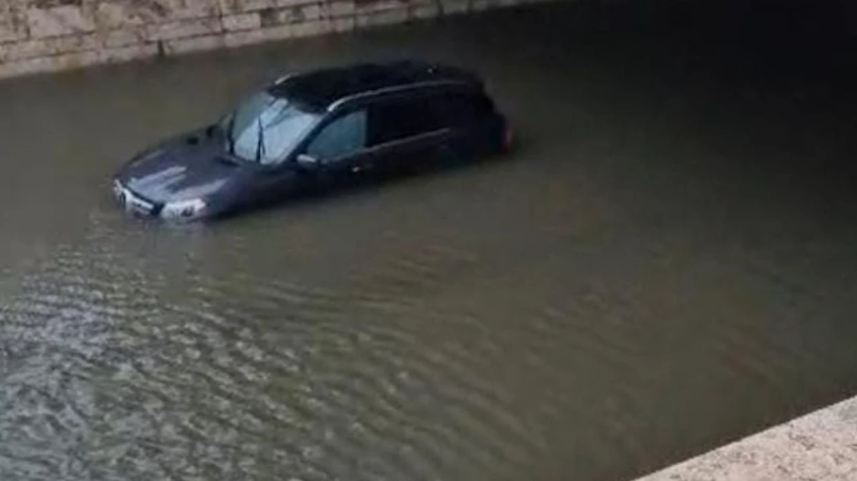 Përmbytje pranë portit të Durrësit, automjetet mbesin të bllokuara