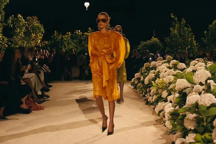 Bella Hadid rikthehet në pasarelë për Saint Laurent pas trajtimit të sëmundjes Lyme