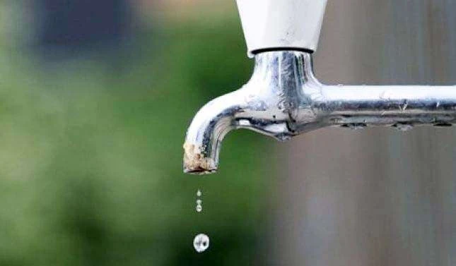 Defekt i papritur në rrjetin e ujësjellësit, disa pjesë në qendër të Prishtinës mbesin pa ujë