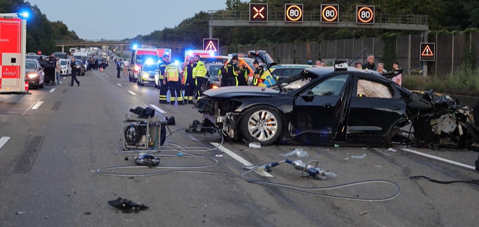 Tre të rinj humbin jetën nga një aksident i rëndë mes nëntë automjetesh në Frankfurt