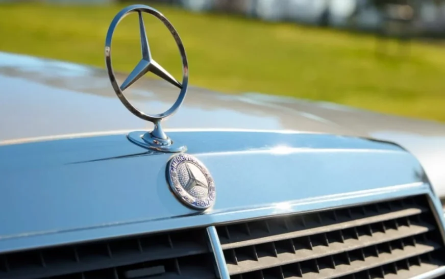 Kjo veturë Mercedes Cosworth – dikur e një njeriu të famshëm – tani mund të jetë e juaja