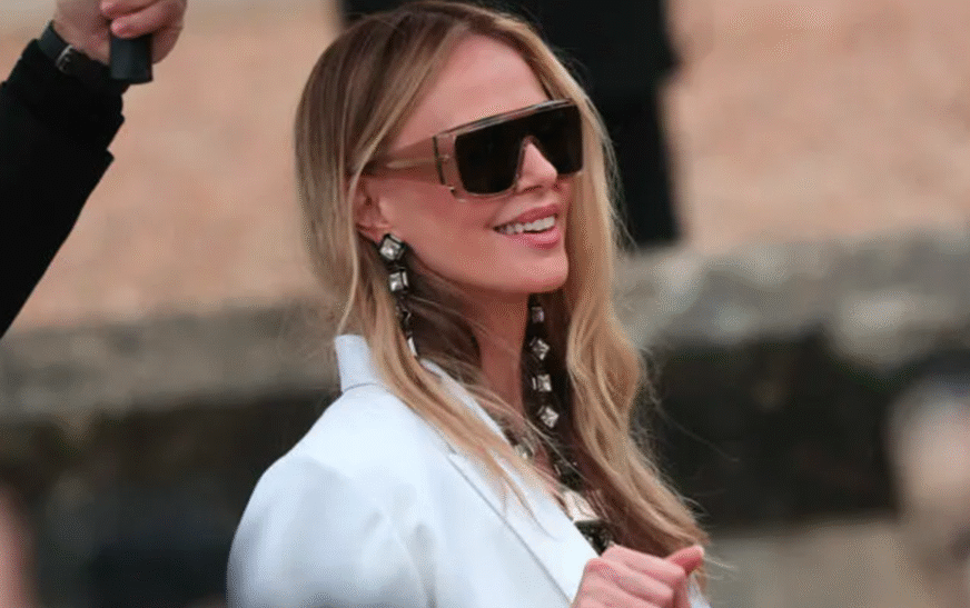 Si të dukesh seksi dhe klas? Frymëzohu nga këto veshje të Charlize Theron
