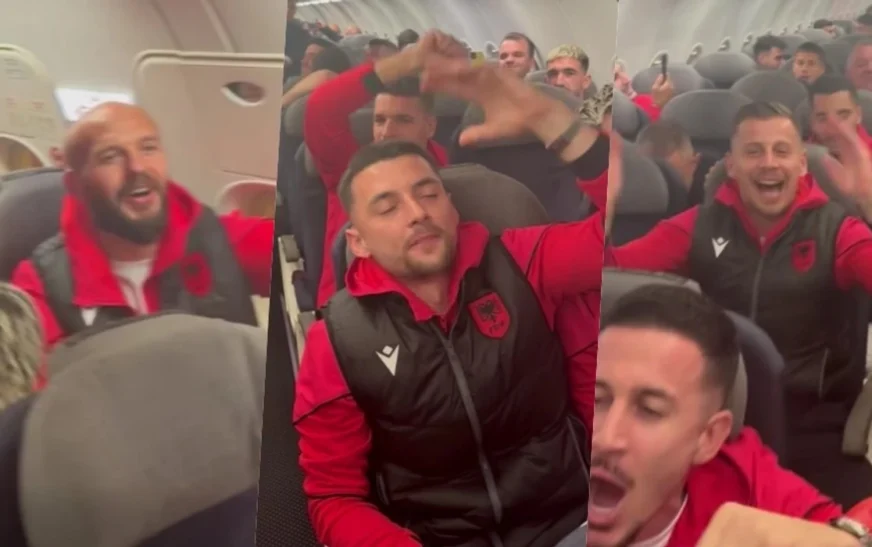 “Bac u kry” – Futbollistët e Shqipërisë i këndojnë Adem Jasharit në aeroplan pas fitores në Leskovc