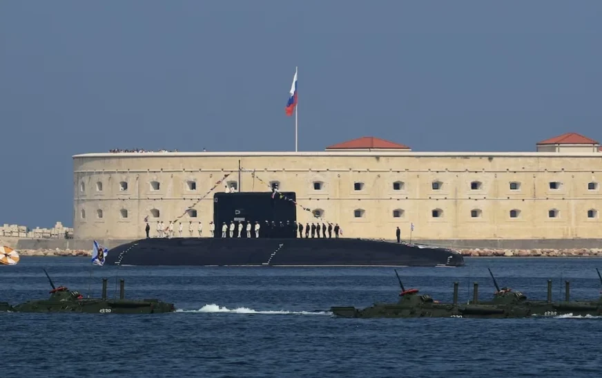 Shefi i NATO-s tall nëndetësen ruse të ‘prishur’, ndërsa Moska mohon mosfunksionimin