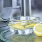 pse-duhet-te-vendosni-uje-me-limon-ne-furre?
