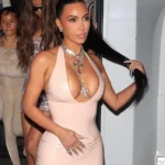 kim-kardashian-rremben-vemendjen-ne-eventin-e-kylie-jenner-it-me-fustanin-tejet-te-hapur