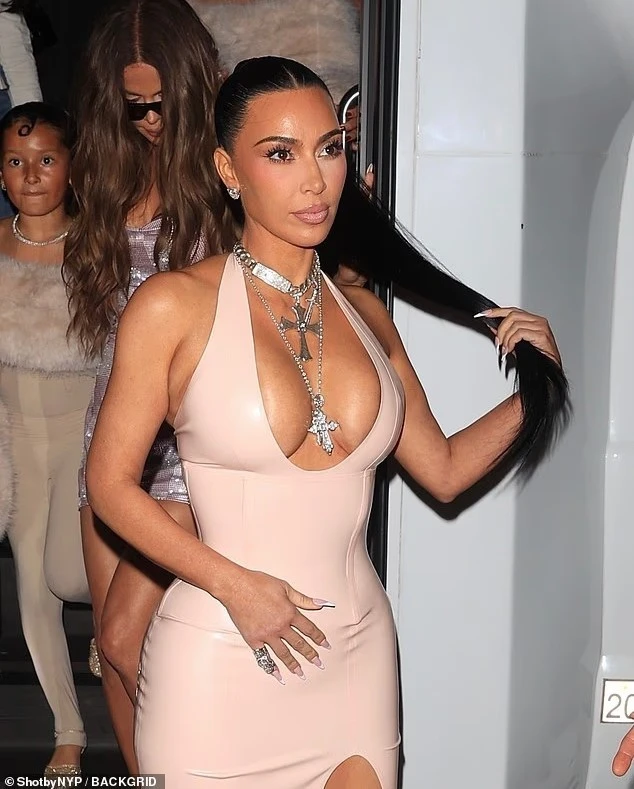 Kim Kardashian rrëmben vëmendjen në eventin e Kylie Jenner-it me fustanin tejet të hapur