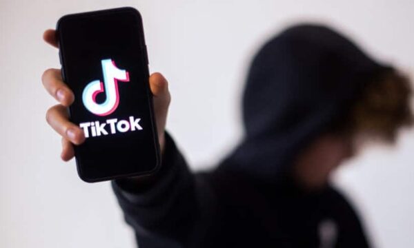 Shkencëtarët: TikTok po tkurr trurin dhe shkatërron përqendrimin