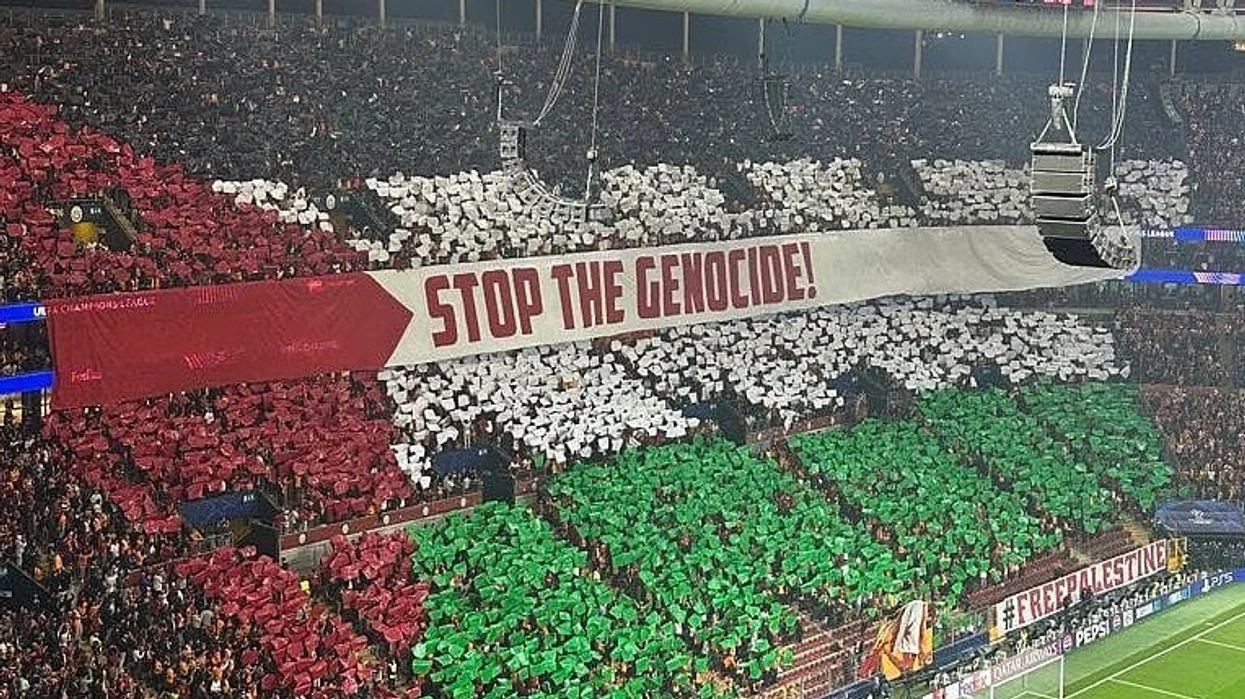 “Ndal gjenocidin”: Tifozët e Galatasarayt me banderolë gjigante në mbështetje të Palestinës