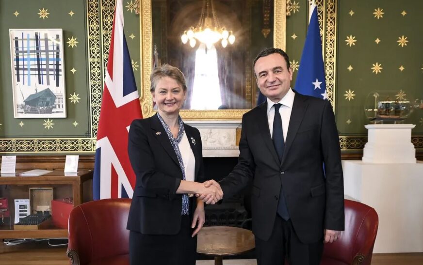 Pse plani i Laburistëve britanik me Kurtin për dërgimin e emigrantëve në Kosovë pritet të dështojë, sipas “The Telegraph”