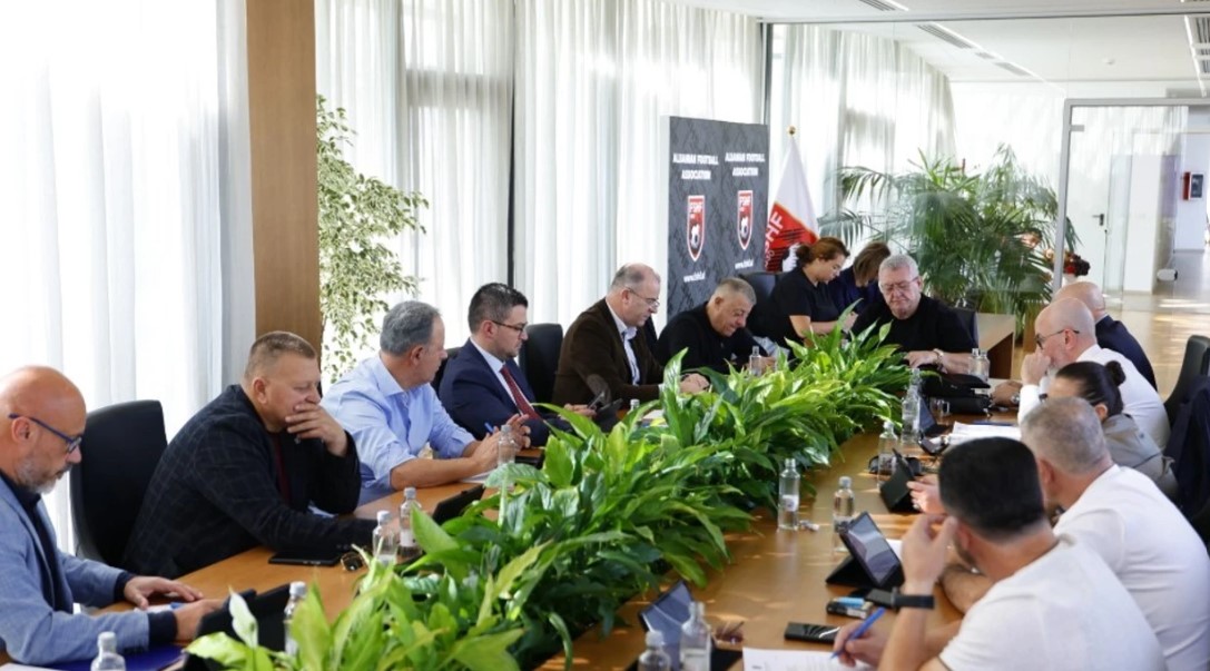 FSHF-ja miraton vendimin për ndërtimin e një fushe të futbollit në Kosovë