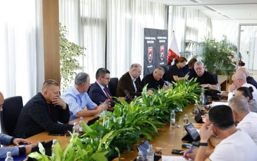 FSHF-ja miraton vendimin për ndërtimin e një fushe të futbollit në Kosovë