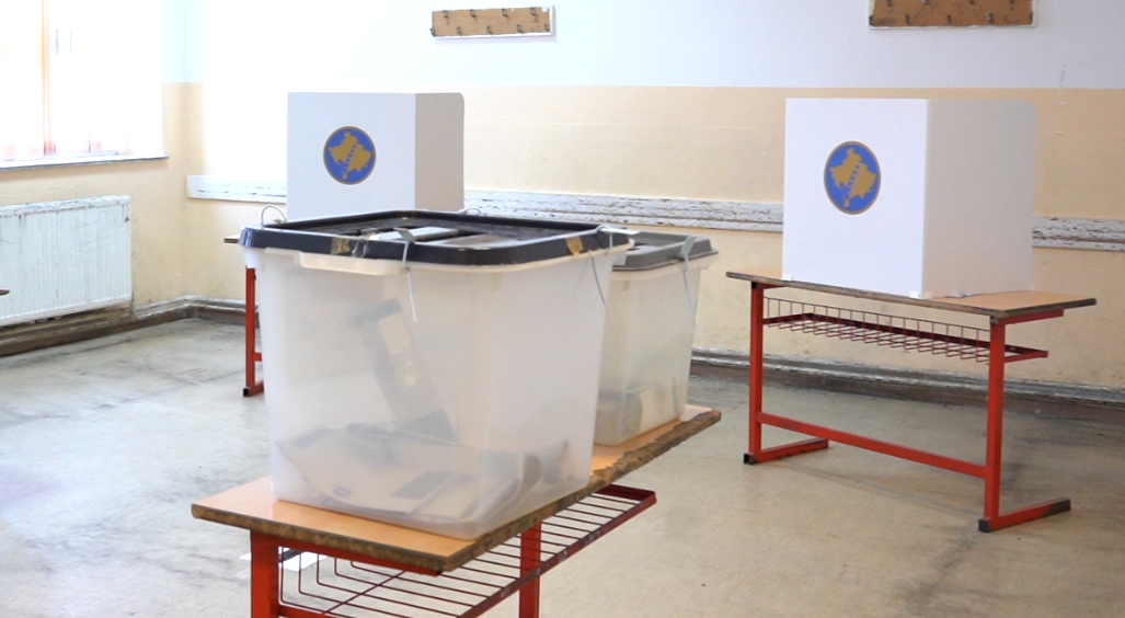 ​Më pak se dy orë para se të mbyllen qendrat e votimit, partitë ftojnë qytetarët për mobilizim: Dilni votoni