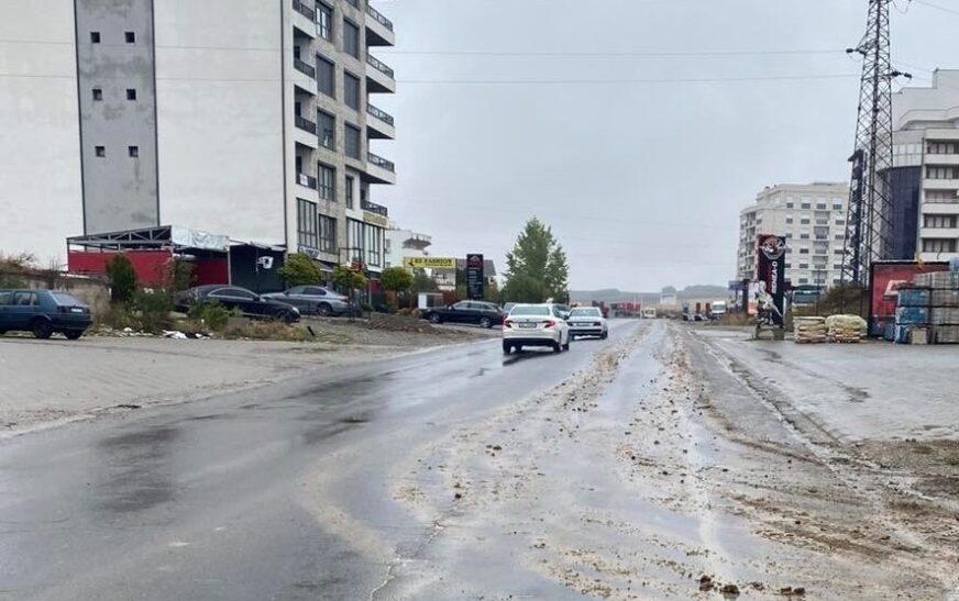 Kompania ndot rrugën me baltë, policia në Gjakovë i shqipton gjobë 1 mijë euro kompanisë, 100 euro shoferit