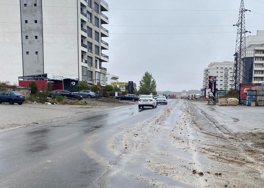Kompania ndot rrugën me baltë, policia në Gjakovë i shqipton gjobë 1 mijë euro kompanisë, 100 euro shoferit