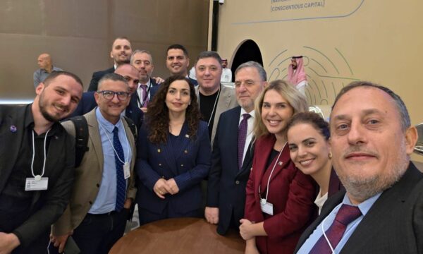 “Rrini në linjë”, këshilltari i Osmanit paralajmëron njohje të reja me një foto nga Siria