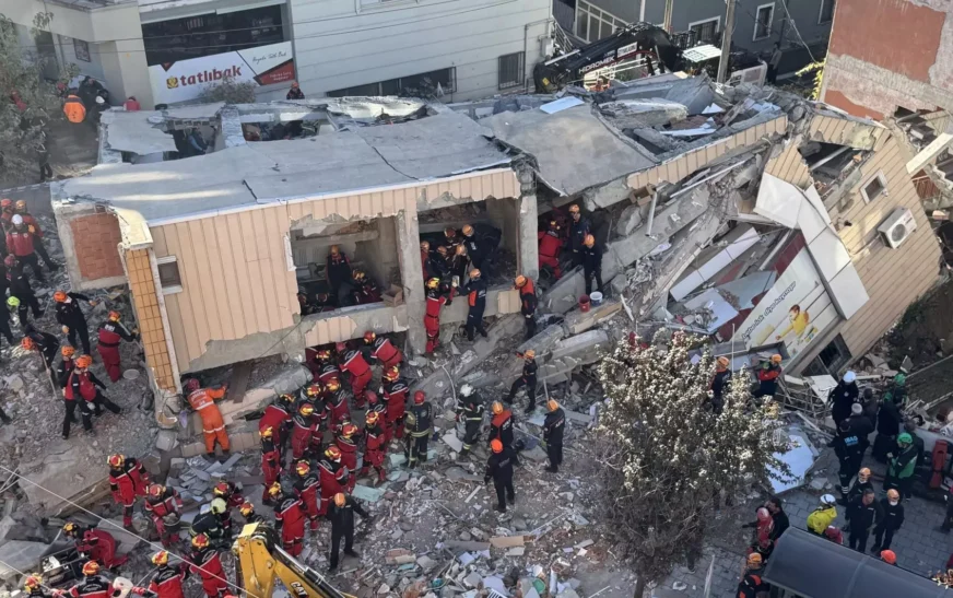 Shembet ndërtesa 7 katëshe në Stamboll, pesë persona të bllokuar nën rrënoja