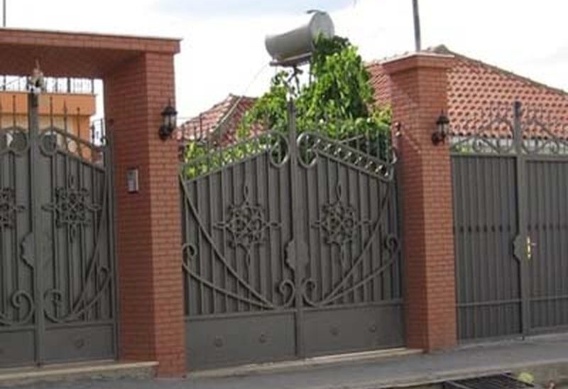 Njëri ra nga lartësia, tjetrin e zuri porta, vdesin dy burra në Tiranë