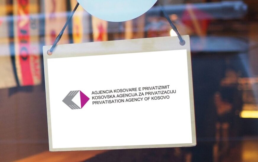 Punëtorët e “Rilindjes” protestojnë para AKP-së për 20 përqindëshin