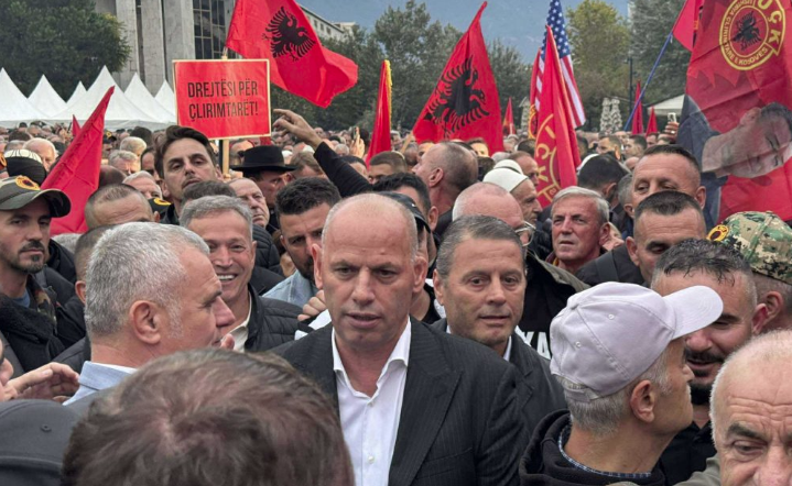 Lladrovci në Tiranë për protestën në mbrojtje të UÇK-së