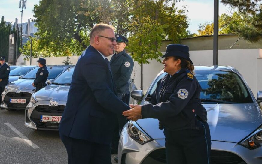 Drejtori i policisë ndan 19 vetura për policët e lagjes