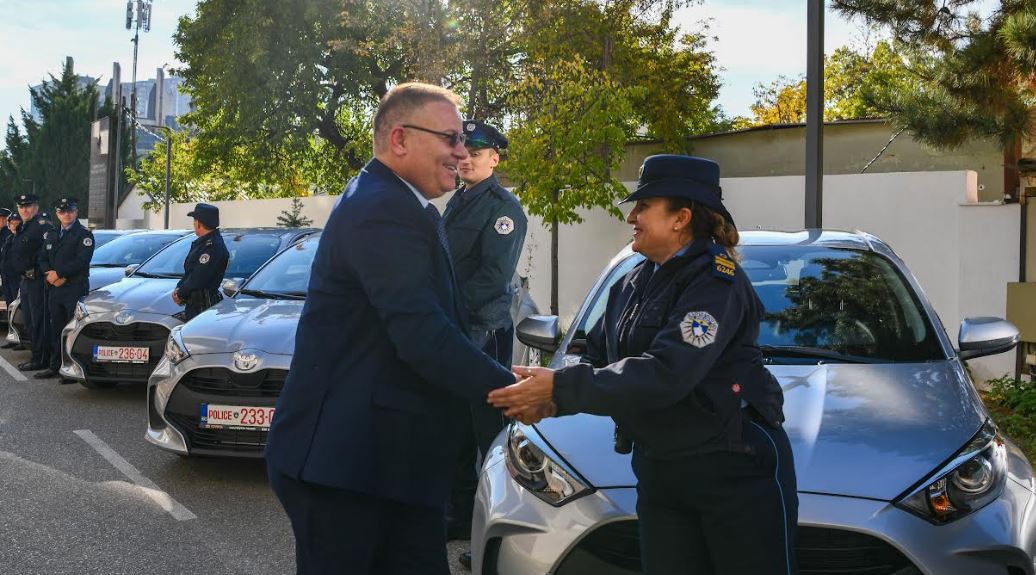 Drejtori i policisë ndan 19 vetura për policët e lagjes