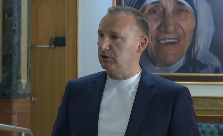 Publikohen pamjet e momentit kur Zemaj e grushtoi mërgimtarin në shesh, deputeti u provokua