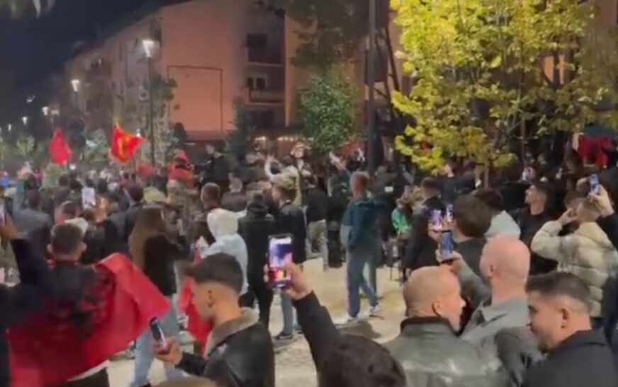 Raportohet për të shtëna në shesh pas golit të Shqipërisë