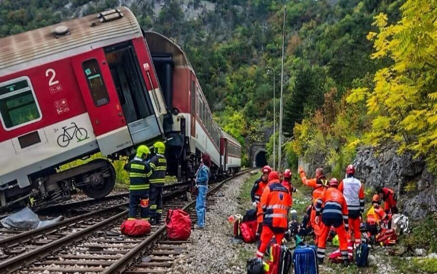 Të paktën 100 të plagosur nga përplasja e dy trenave në Sllovaki