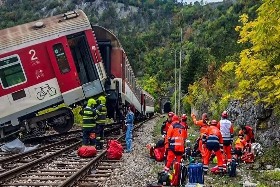 Të paktën 100 të plagosur nga përplasja e dy trenave në Sllovaki