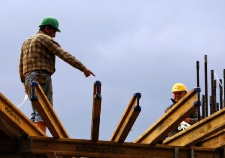 Punëtori bie nga kati i gjashtë i ndërtesës, pëson lëndime të rënda