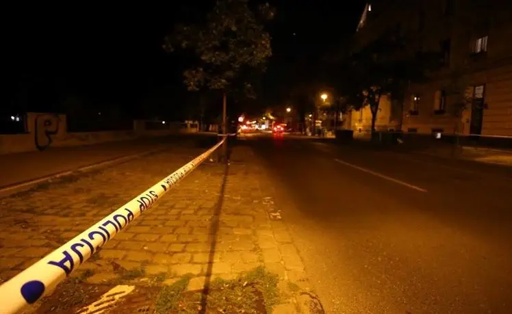 Tronditet Kroacia: Babai i derdh benzinë ​​të birit dhe i vë flakën, e shpëton nëna