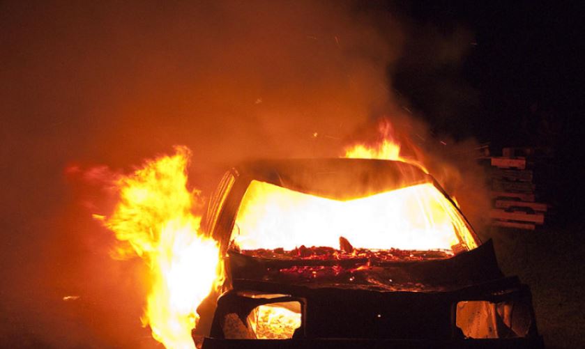 Digjen pesë automjete në një autosallon në Graçanicë, arrestohet i dyshuari