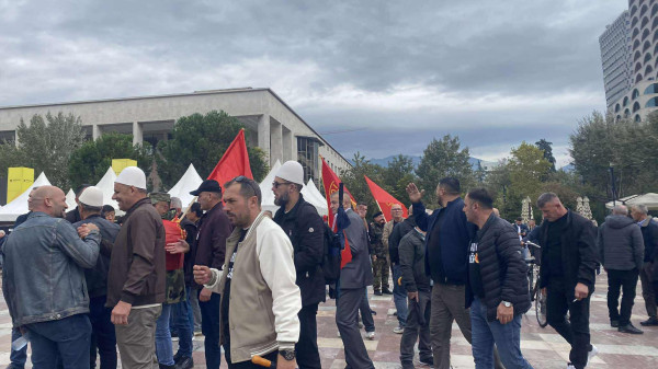 “Pa çlirimtarët nuk ka shtet”/ Gjithçka gati për protestën në Tiranë