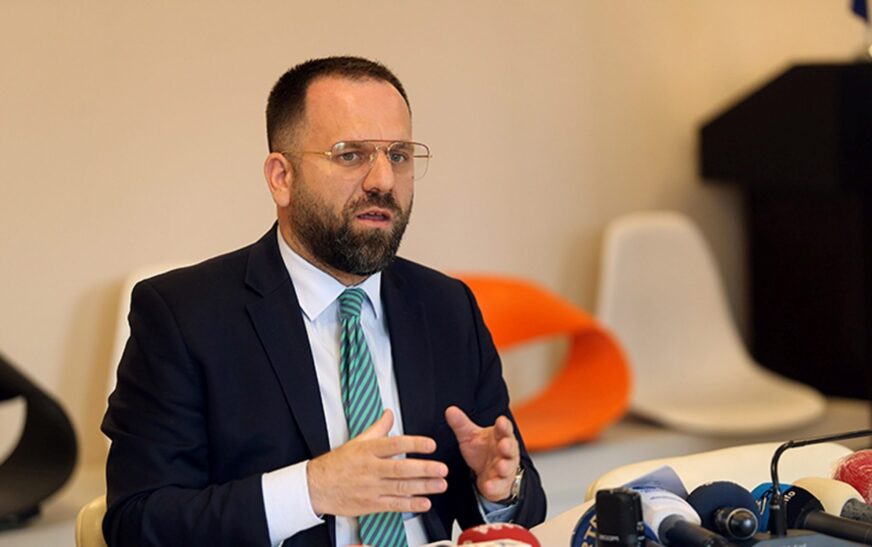 Buxheti 2026 dhe rritja e pagës minimale, përpjekje për blerje votash – sipas Rukiqit