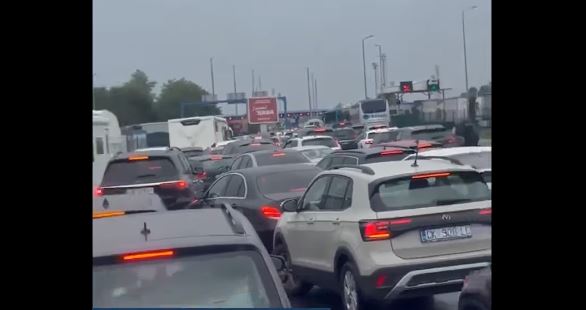 Llugë në kufirin Serbi-Kroaci, pritjet shkojnë deri në dy orë