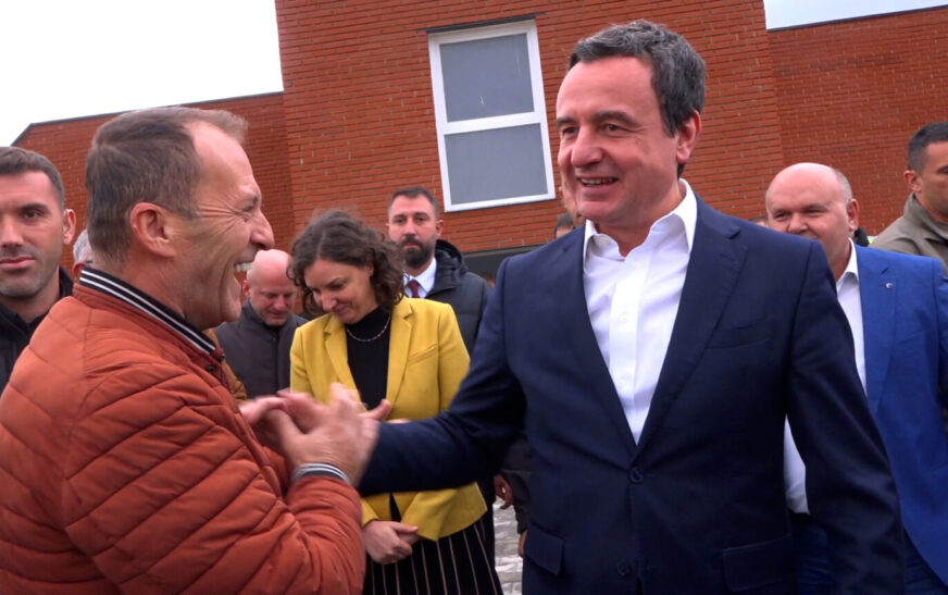 “Çajin e kam përvlu, hajde” banori e fton, Kurti: Duhet me na kallëzue qysh bahet çaji nga ky ujë