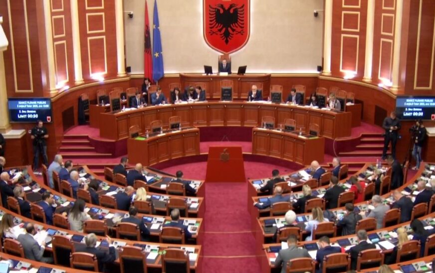 Parlamenti i Shqipërisë nuk e voton rezolutën që e dënon gjenocidin serb në Kosovë