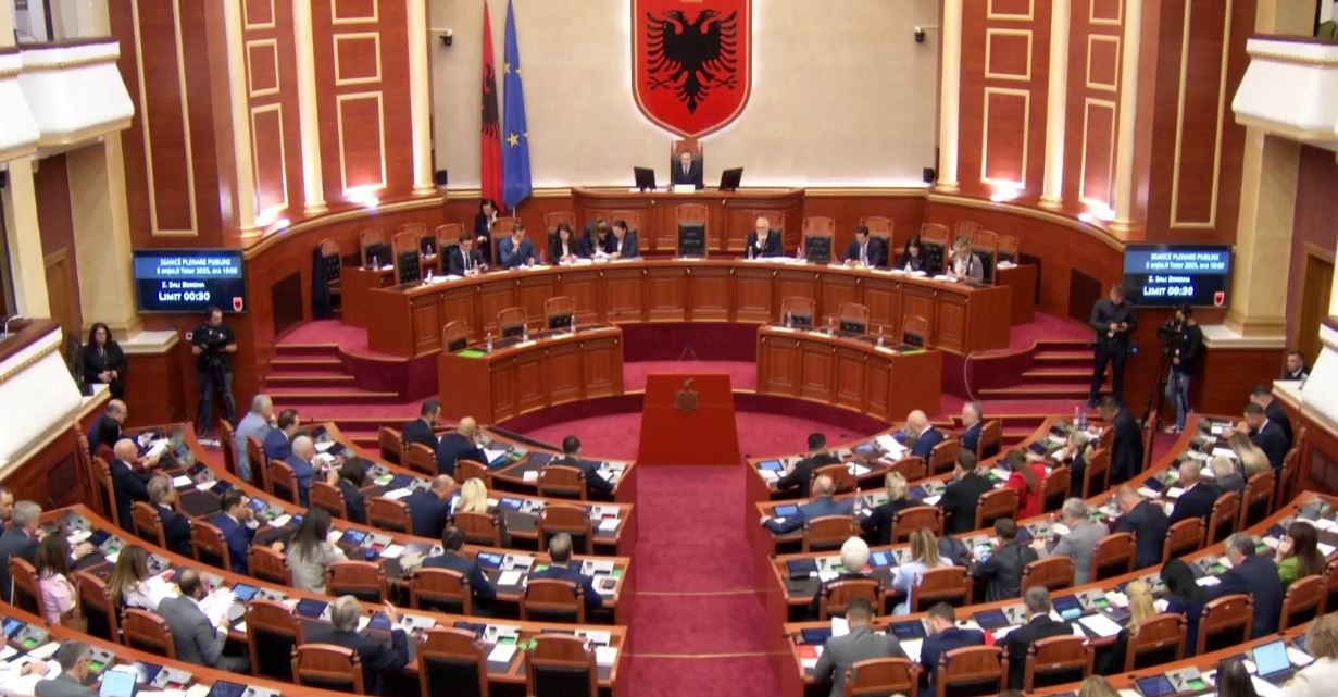 Parlamenti i Shqipërisë nuk e voton rezolutën që e dënon gjenocidin serb në Kosovë