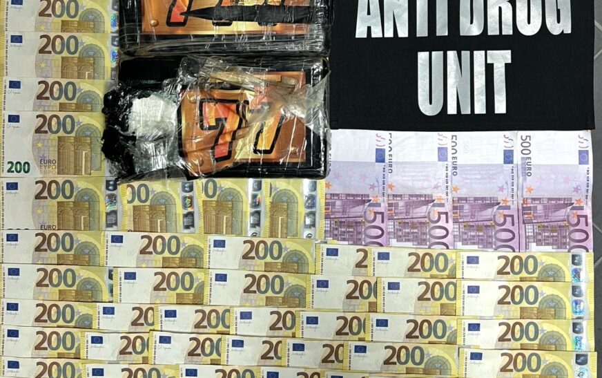 Prishtinë: Kapen me mbi 2 kg kokainë, një kosovar dhe një shtetas i huaj përfundojnë në mbajtje