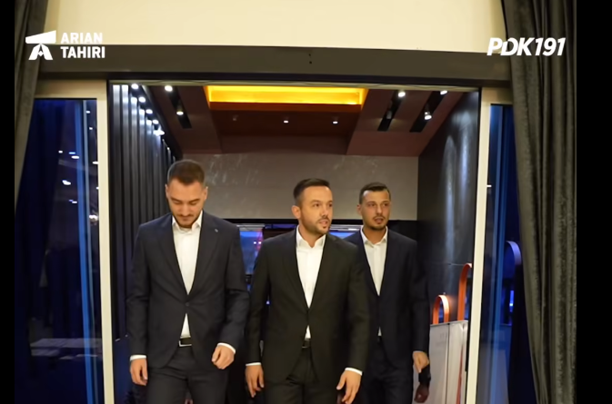 VIDEO: Djali i Hashim Thaçit dhe djali i Kadri Veselit i dalin në përkrahje Arian Tahirit për Kryetar të Mitrovicës