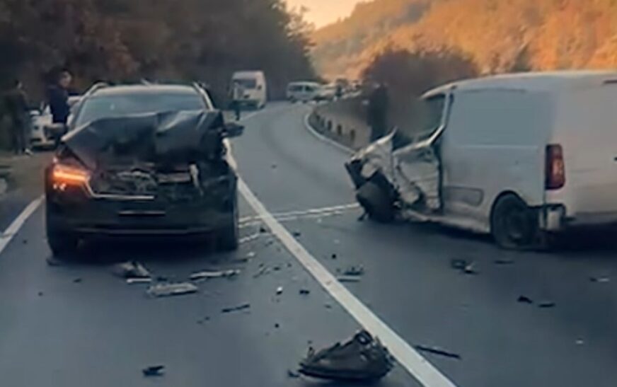 Aksident zingjiror në rrugën Gjilan-Prishtinë, përfshihen katër automjete