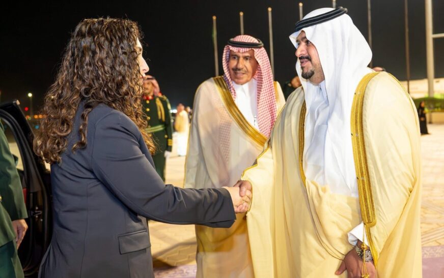 Osmani arrin për vizitë pune në Riad, pritet me nderime ushtarake