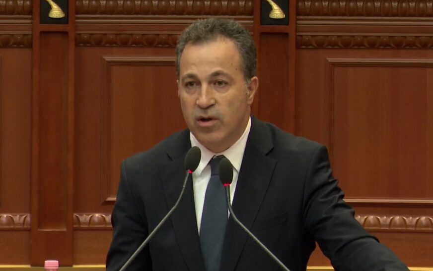 Rrëzohet kërkesa për shkarkimin e kryetarit të Kuvendit Niko Peleshi