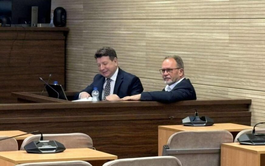 Ish-kryeshefi i KEK-ut Nagip Krasniqi arrin në sallën e gjyqit