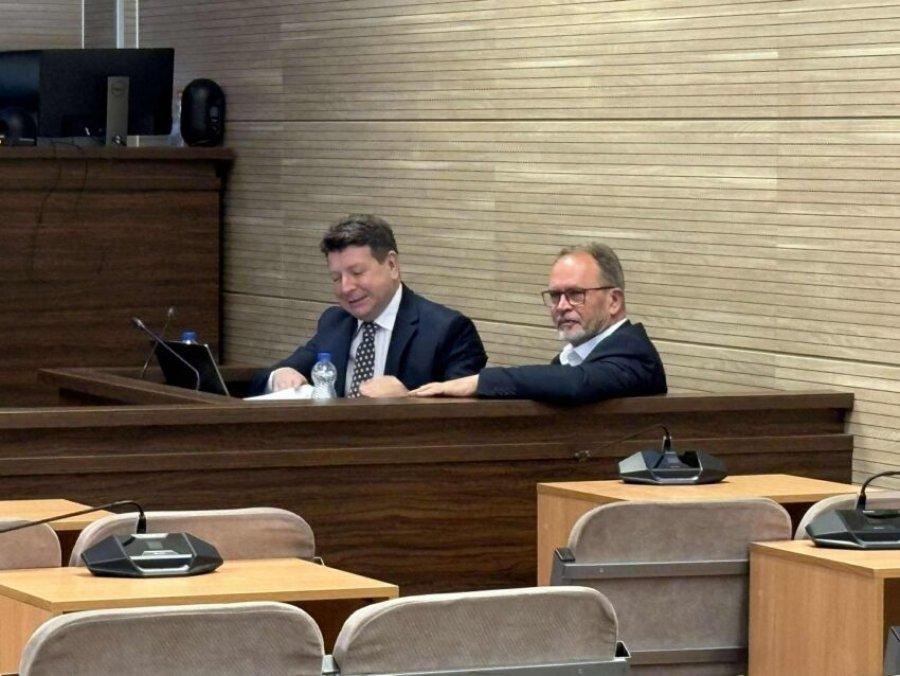 Ish-kryeshefi i KEK-ut Nagip Krasniqi arrin në sallën e gjyqit