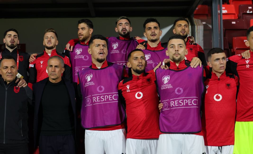 Kombëtraja shqiptare në zi, futbollistit i vdes nëna