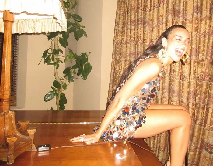 Dua Lipa me plot shkëlqim realizon poza provokuese, ndërsa vë në pah këmbët e saj të gjata