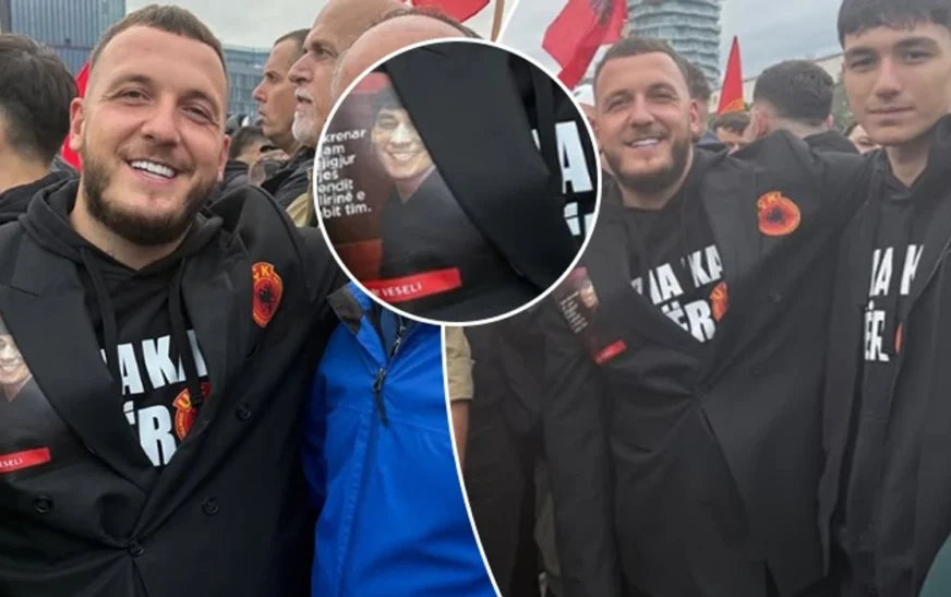 Mozzik në mesin e protestuesve në Tiranë, shfaqet me thënien e veçantë të Kadri Veselit të stampuar në sako